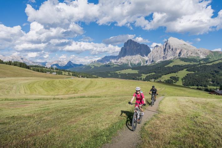 Pedalare tra mille coccole. L'estate viaggia su due ruote