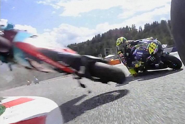 Gp d'Austria, pauroso incidente: la moto di Morbidelli carambola sulla pista
