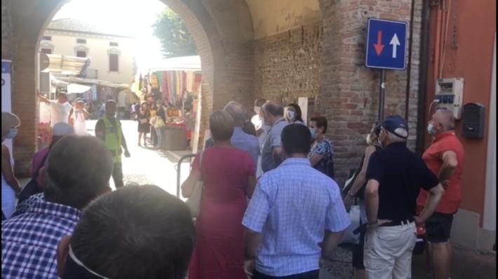 Folla al mercato di Ferragosto: &egrave; polemica