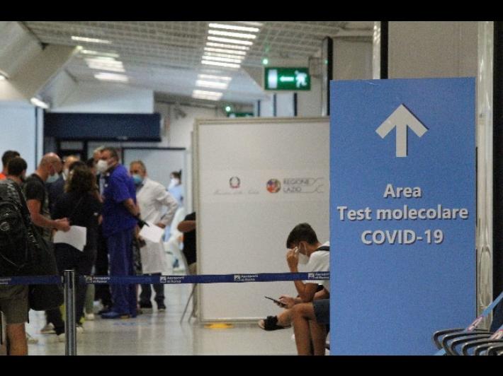 Primi positivi al test a Fiumicino: un ragazzo rientrato da Malta e una ragazza dalla Grecia. Sei positivi dopo festa a Porto Rotondo