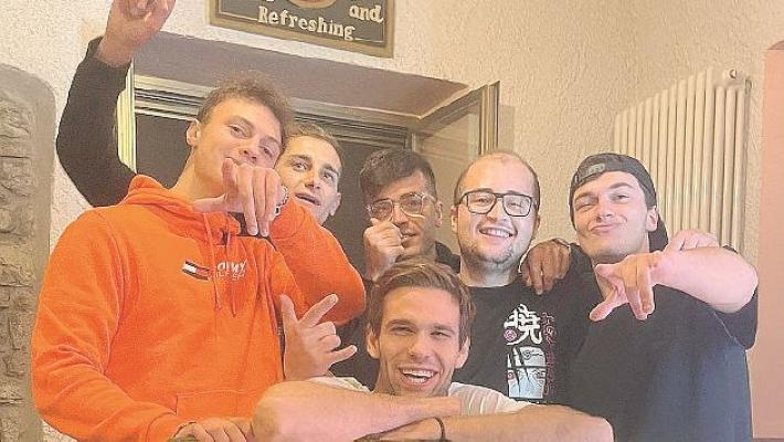 Gli amici: &laquo;Matte, sei la nostra forza&raquo;