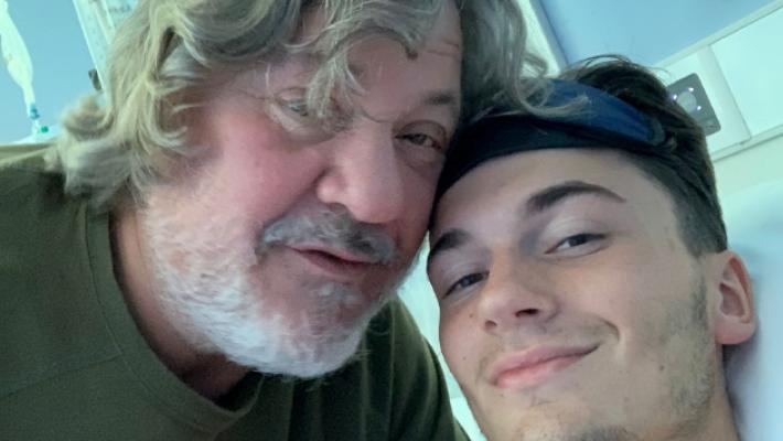 Matteo abbraccia pap&agrave; Michele: &laquo;Niente pianti&raquo;. Il sindaco Guerra: &laquo;La raccolta fondi? Una lezione di vita per tutti&raquo;