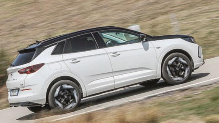 Opel Grandland GSe, due auto in una