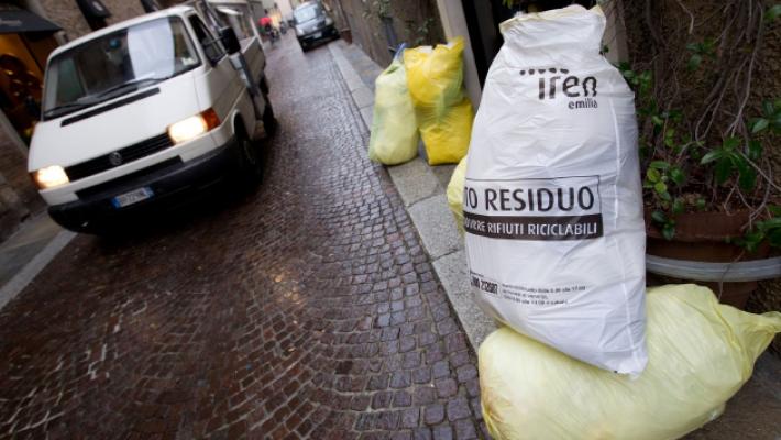 Rifiuti: addio al sacchetto in centro, ma l'arrivo del bidoncino scatena le polemiche