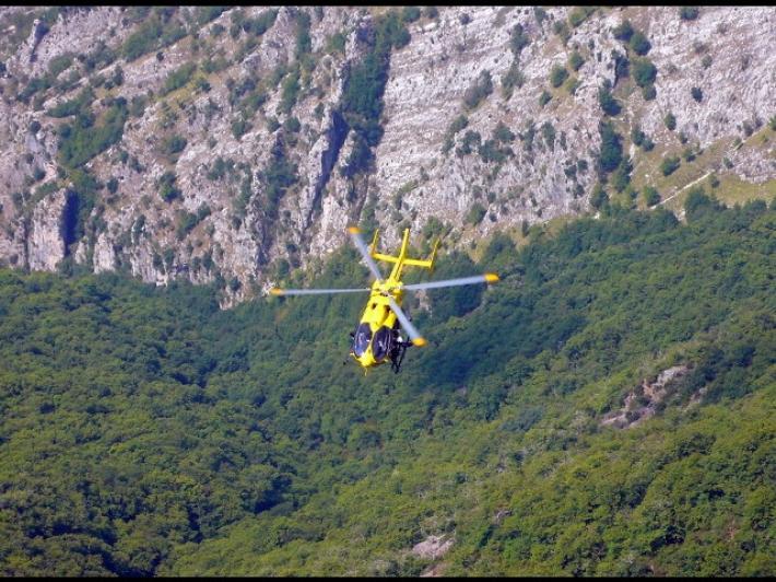 Alpi Apuane: escursionista salvato da un albero dopo un volo di 15 metri