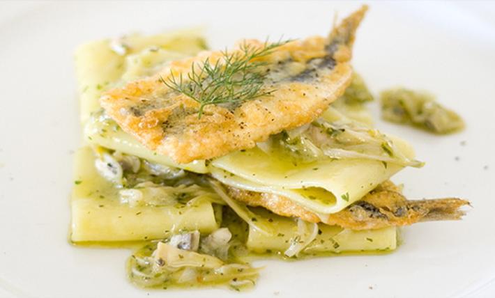 I mezzi paccheri con alici dorate e cipollotto nocerino agrodolce