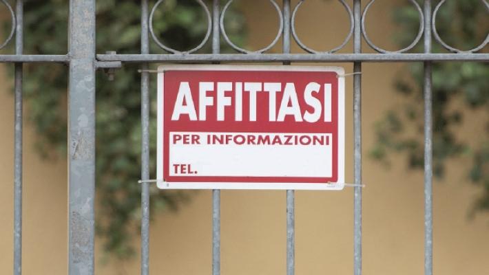 Italiano da 12 anni "mi negano l'affitto quando vedono il cognome straniero"