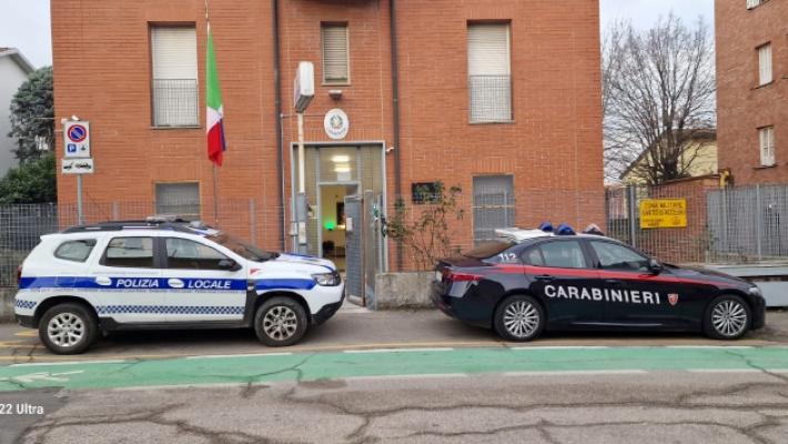 Il giovane vandalo distrugge un distributore all'esterno di un bar e intanto sorride alla videocamera