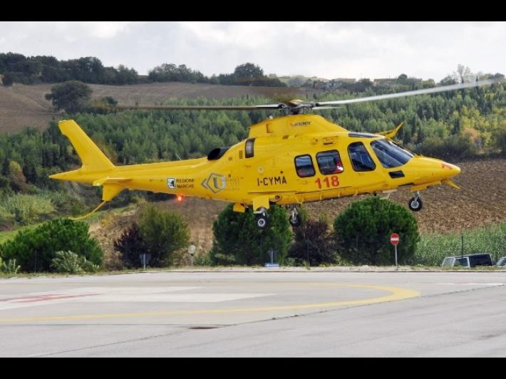 Auto contro un camion fermo a bordo strada, muore un  bimbo