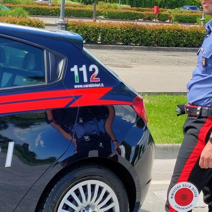 Era ai domiciliari ma passeggiava per il Fidenza Village: in carcere