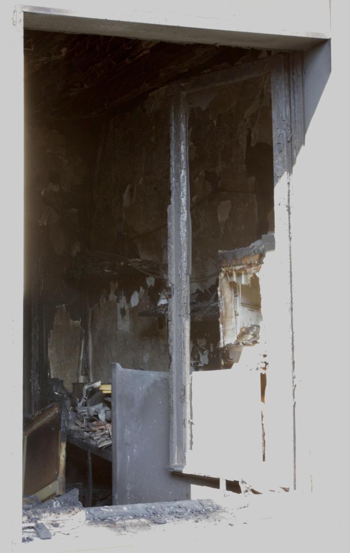 Scoppia l'incendio in casa: il cane muore tra le fiamme