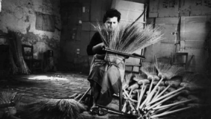 Quelle scope di saggina fatte nelle stalle