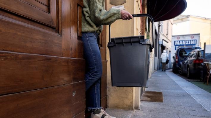Bidoncini in centro, i residenti: &laquo;Ingombranti e poco funzionali&raquo;