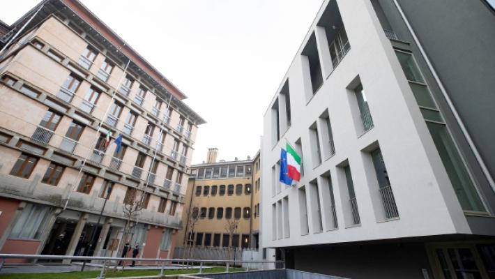 Insulti razzisti via social: &laquo;Ma come vi vestite? Vi userei come mocio&raquo;