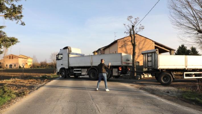 Strada Traversante di Pedrignano da vent'anni in balia dei camion. La rabbia dei residenti: &laquo;Inascoltati. Basterebbero due telecamere&raquo;