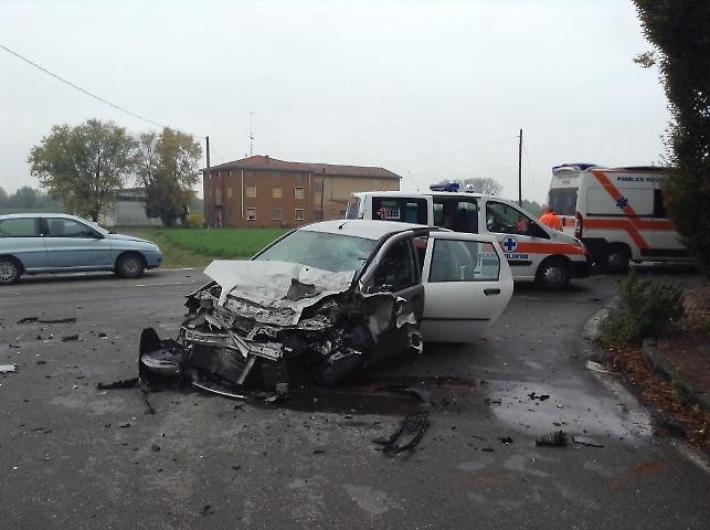Pauroso  frontale tra auto e furgone: un ferito grave