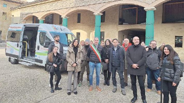 Doppia inaugurazione per il nuovo pulmino sociale