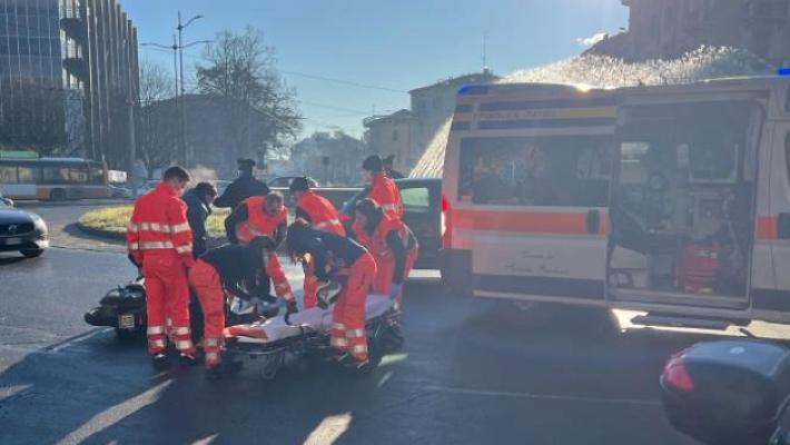 Investe con l'auto uno scooter e scappa