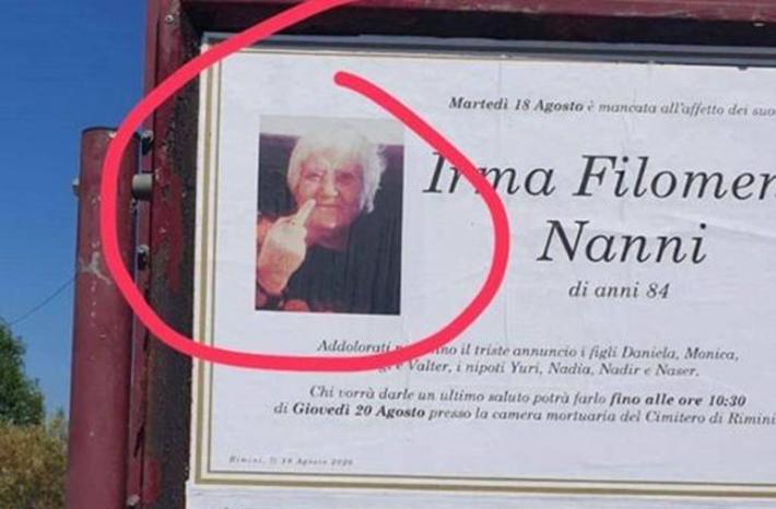 In manifesto funebre a Rimini foto di una defunta che fa il dito medio