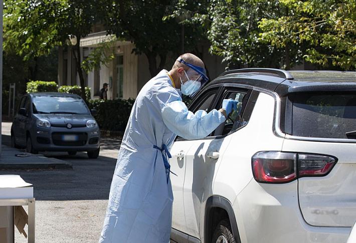 Ancora tamponi in via Vasari per chi torna dai Paesi a rischio