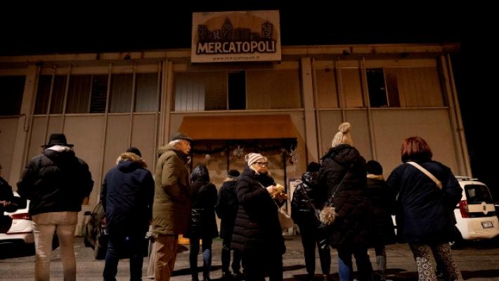 Mercatino chiuso: cresce la rabbia dei clienti