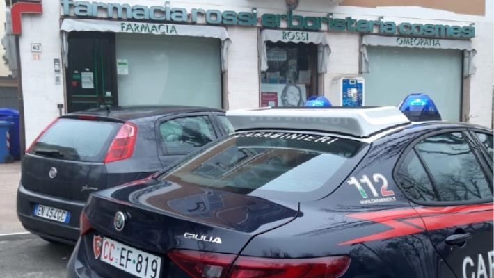 Farmacie prese d'assalto: si cerca nelle immagini delle videocamere