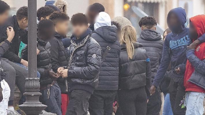 Pugni, calci e cinghiate in via Cavour: 20enne condannato