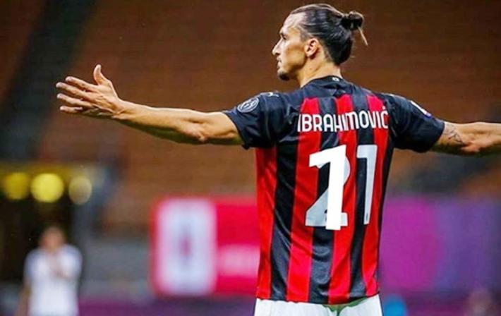  Ibra si mostra in rossonero con la maglia 11: "Mi sto scaldando"