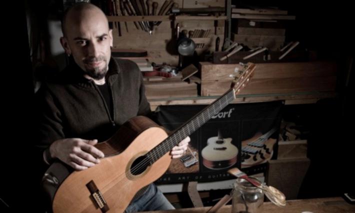 La chitarra di Tenco restaurata a Parma