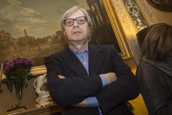 Divieto di mascherina a Sutri. Lo impone il sindaco, cio&egrave; Vittorio Sgarbi