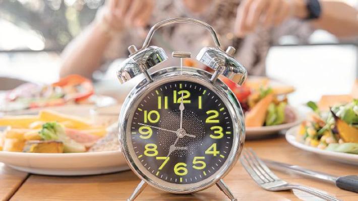 Mangiare con l'orologio: il digiuno intermittente