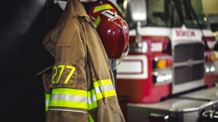 Mattina di paura in via Bottego, principio d'incendio in un appartamento: arrivano i vigili del fuoco