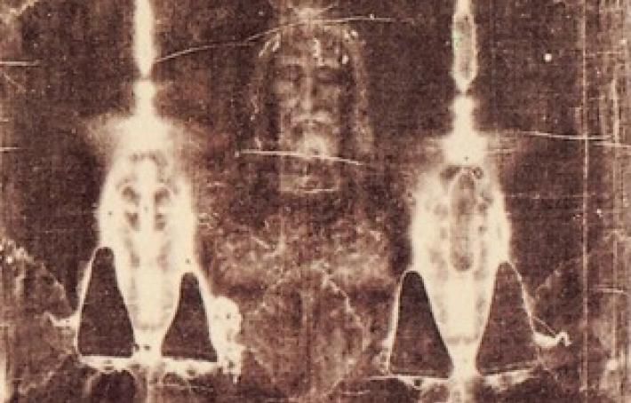 Il centro studi sulla Sindone: "Telo appoggiato su una scultura? Usato un software 'ricreativo' non scientifico" 