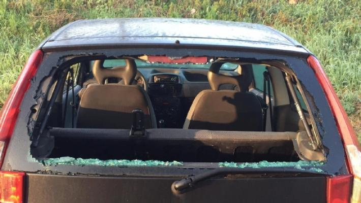 Auto in sosta: vetro rotto e oggetti rubati