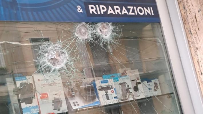 Fidenza, vetrina presa a sassate