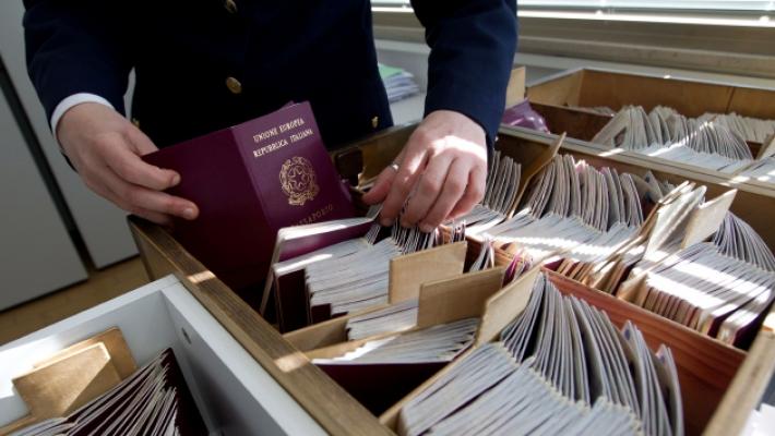 Odissea passaporti, si cerca una soluzione