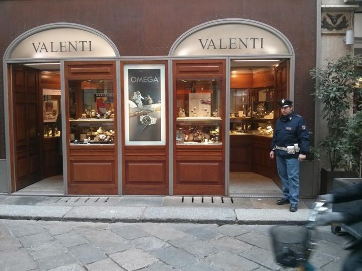 Con pistola e coltello assaltano la gioielleria Valenti: cassaforte svuotata