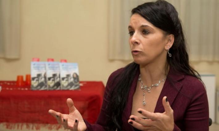 La donna che sfida le barriere in terra e in cielo