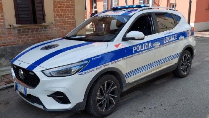 Principio di incendio: le fiamme spente da due agenti della Polizia locale