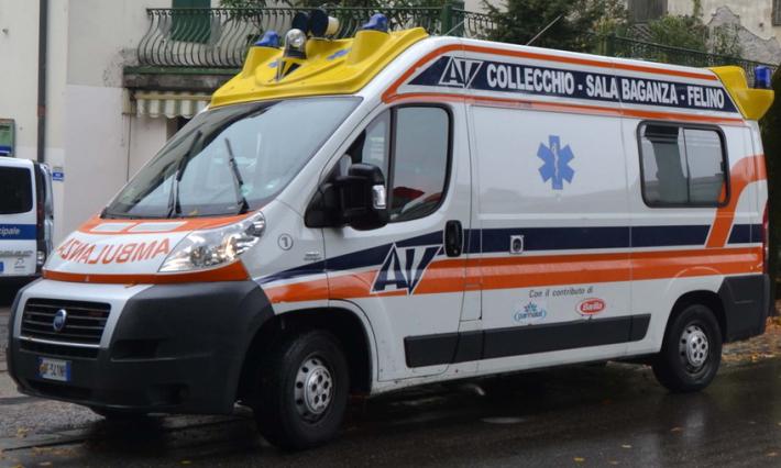 Felino, incidente alla rotatoria tra auto e furgone: due feriti, uno &egrave; in gravi condizioni