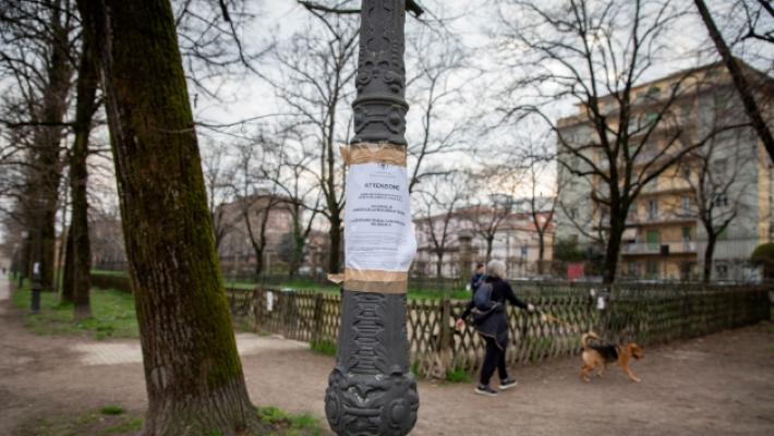 Bocconi avvelenati nell'area cani del Parco Ducale. Ma i 2 cartelli di avviso non si vedono
