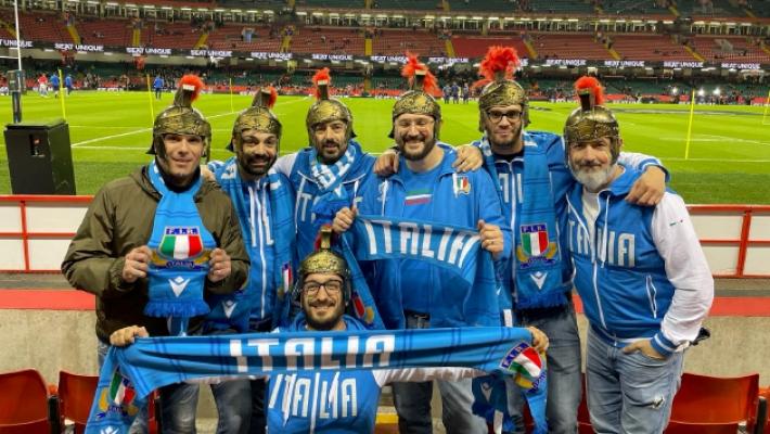 Rugby, quei 7 tifosi nocetani con l'elmo da gladiatore a Cardiff