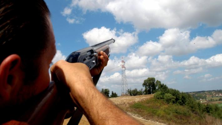 Il 70enne &laquo;giustiziere&raquo;: dopo la lite torna al bar con il fucile carico per vendicarsi