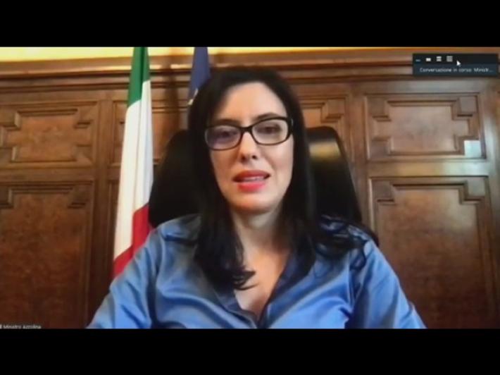 Azzolina: "Non si toglie il tempo pieno. E sar&agrave; lo Stato a fornire le mascherine"