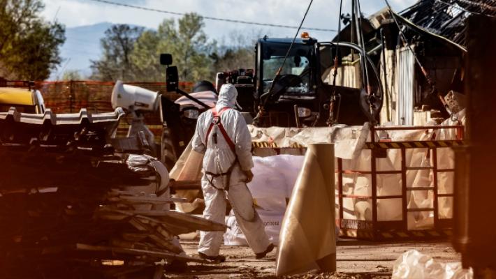 Via Emilio Lepido: un anno dopo il rogo partiti i lavori per togliere l'amianto