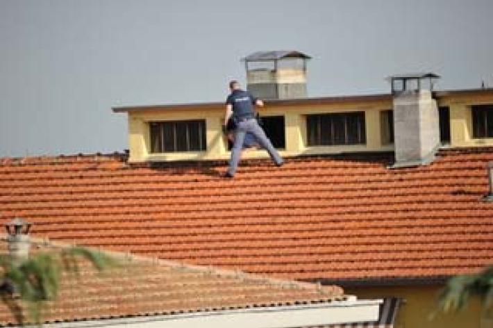 Poliziotto sale sul tetto e blocca un uomo che minacciava di gettarsi