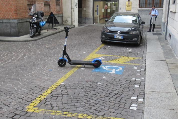 Anche l&igrave; parcheggiano i monopattini? 
