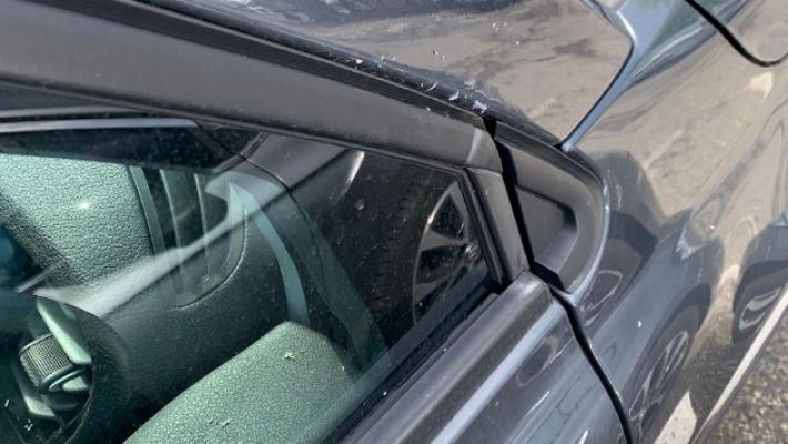 Raid notturno sulle auto in sosta