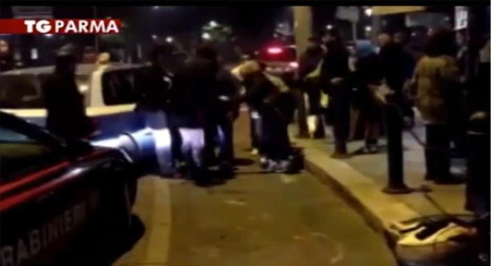 Avance a ragazzina: ecco perch&egrave; la rissa sul bus. Due arresti