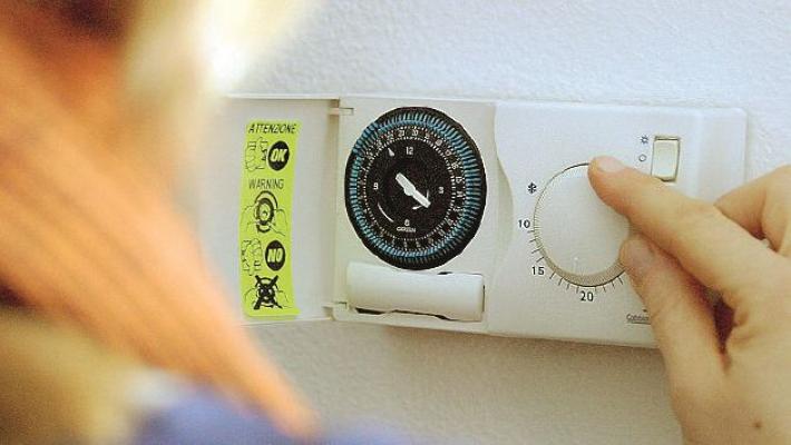 La massima scesa a 13 gradi ma le case restano al freddo